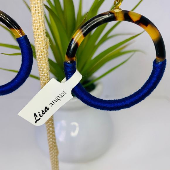 LISA AUGUST Vegan Tortoise Hoop Earrings - Picture 2 of 5